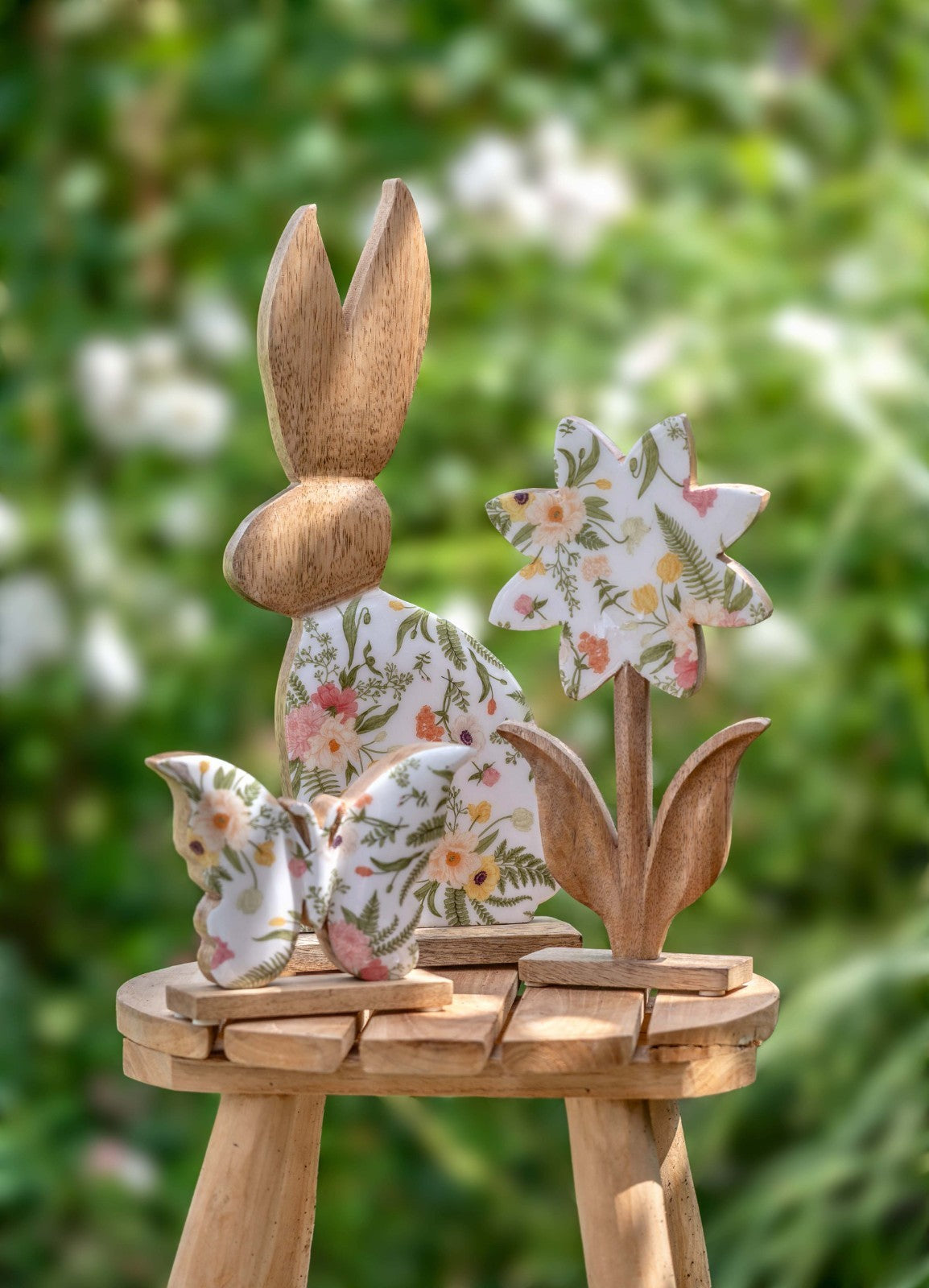 Deko-Figur Hase Blumen H. 26-37 cm weiß bunt natur Mangoholz mit Emaille Formano