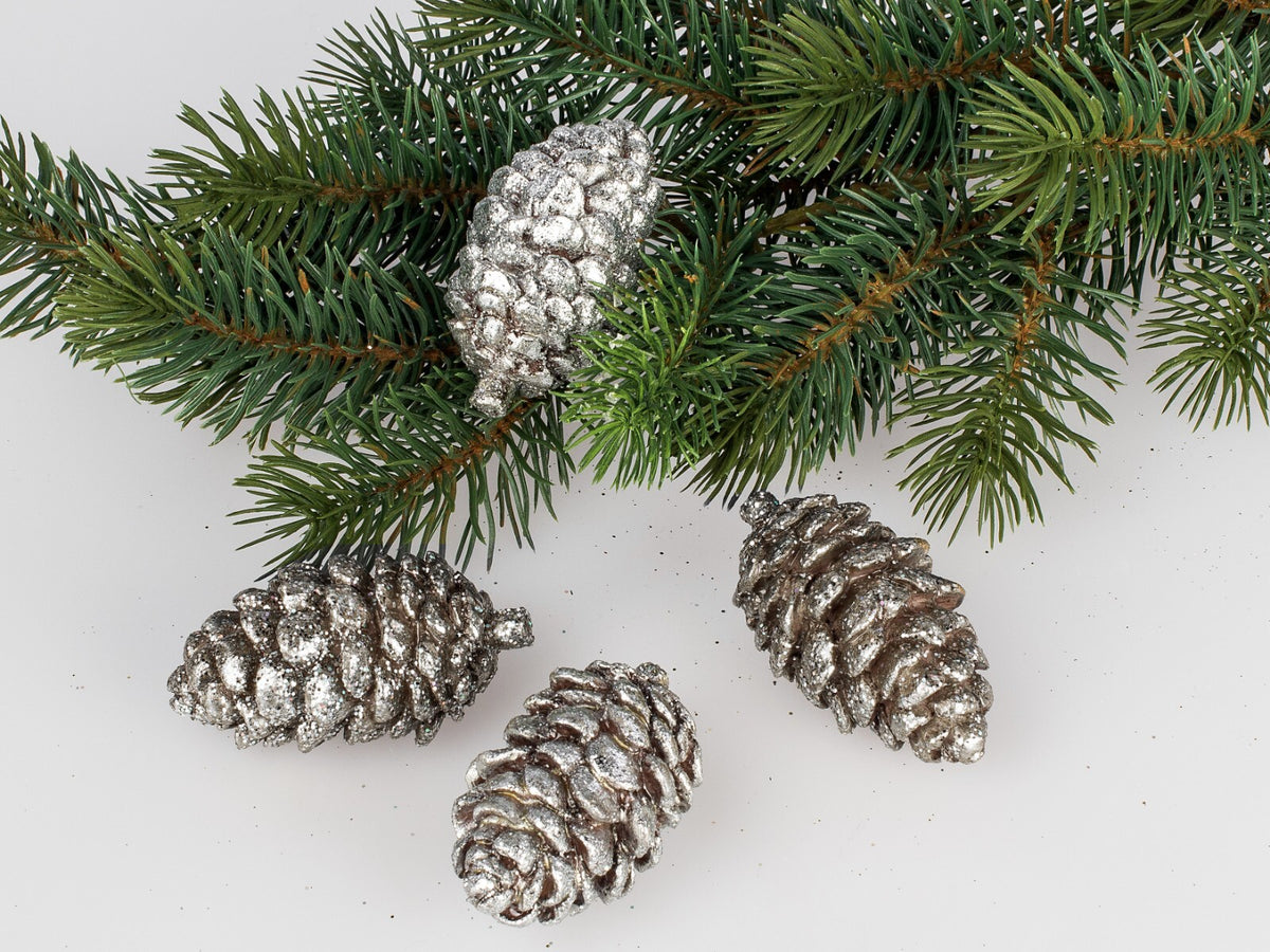 4er Set Deko Zapfen silber Glitzer 7cm Kunststein Tischdeko Winterzeit Formano