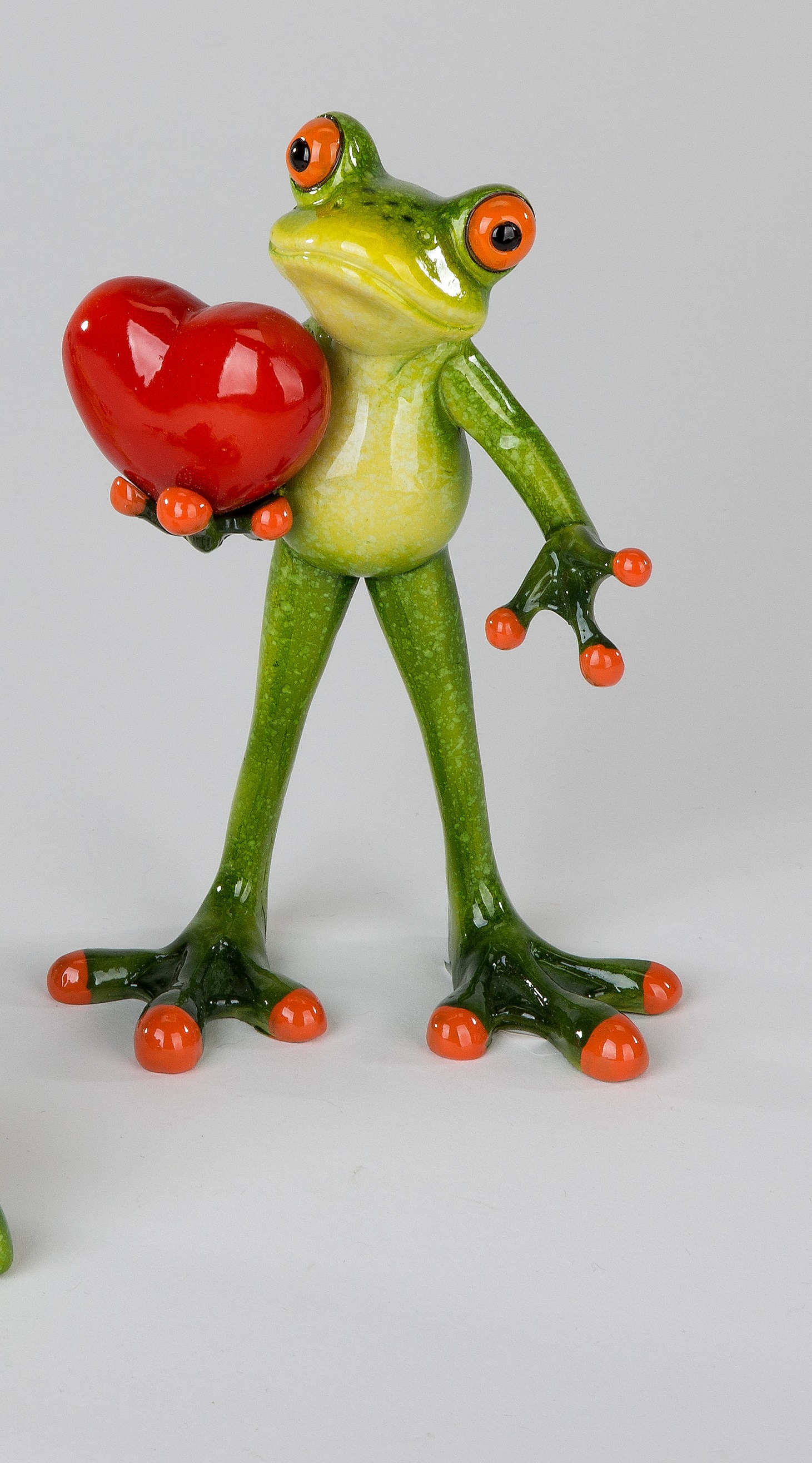 Dekofigur verliebter Frosch mit Herz grün H. 14cm B. 7cm Formano