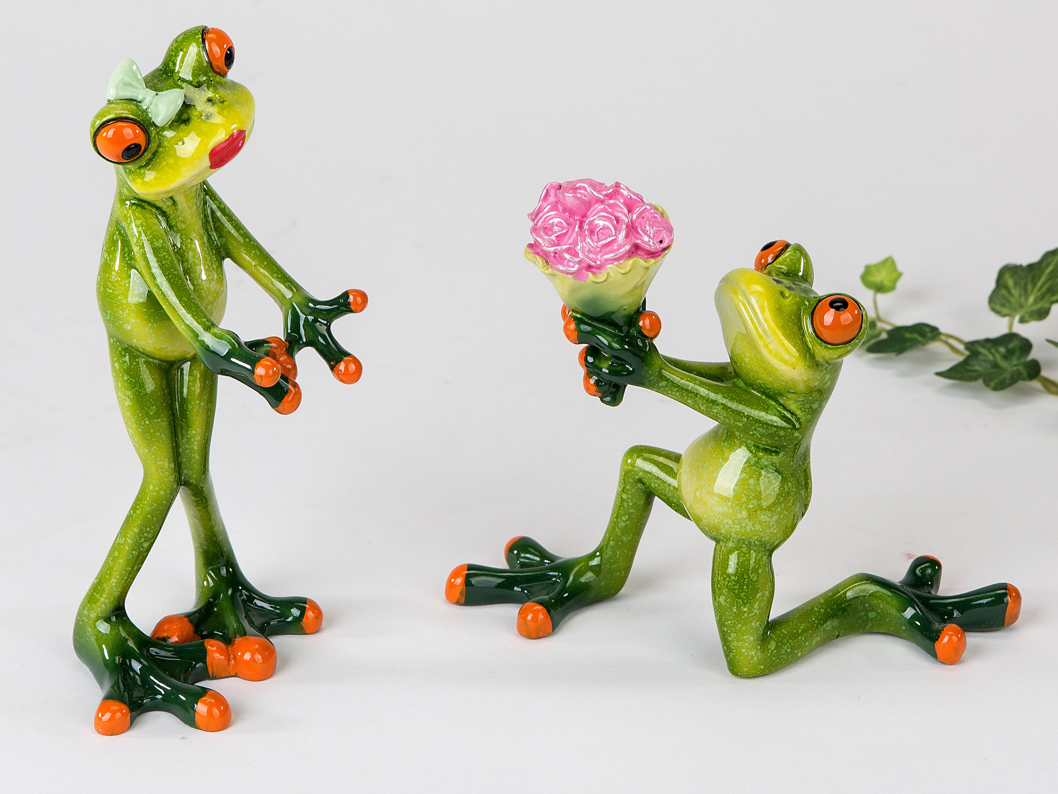 2er Set Dekofiguren Frösche mit Blumen, Froschpaar H. 16cm Formano