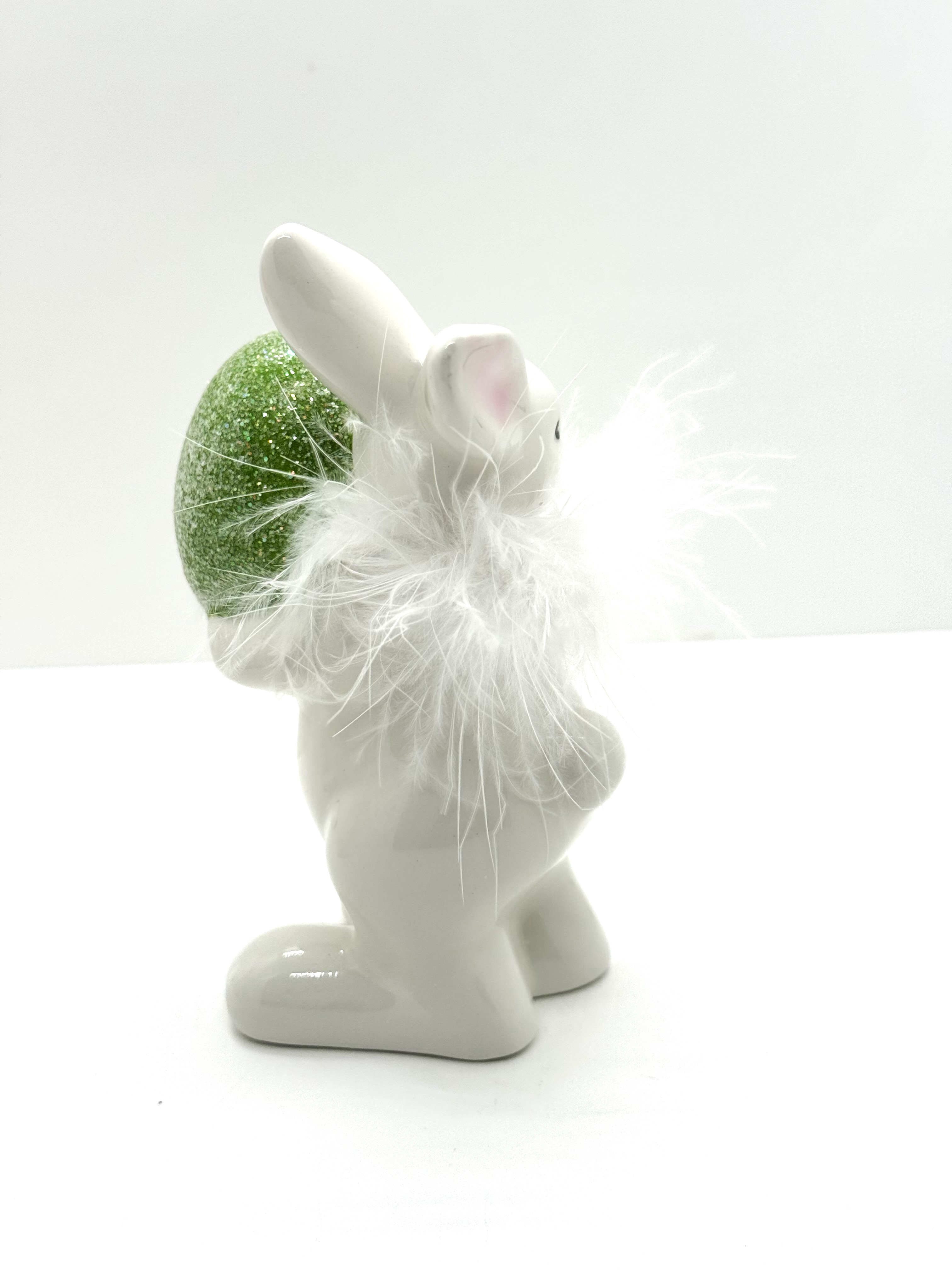 Oster-Figur Hase mit grün Ei, Feder + Glitzer sort. 13cm Keramik Frühjahr Dekor formano