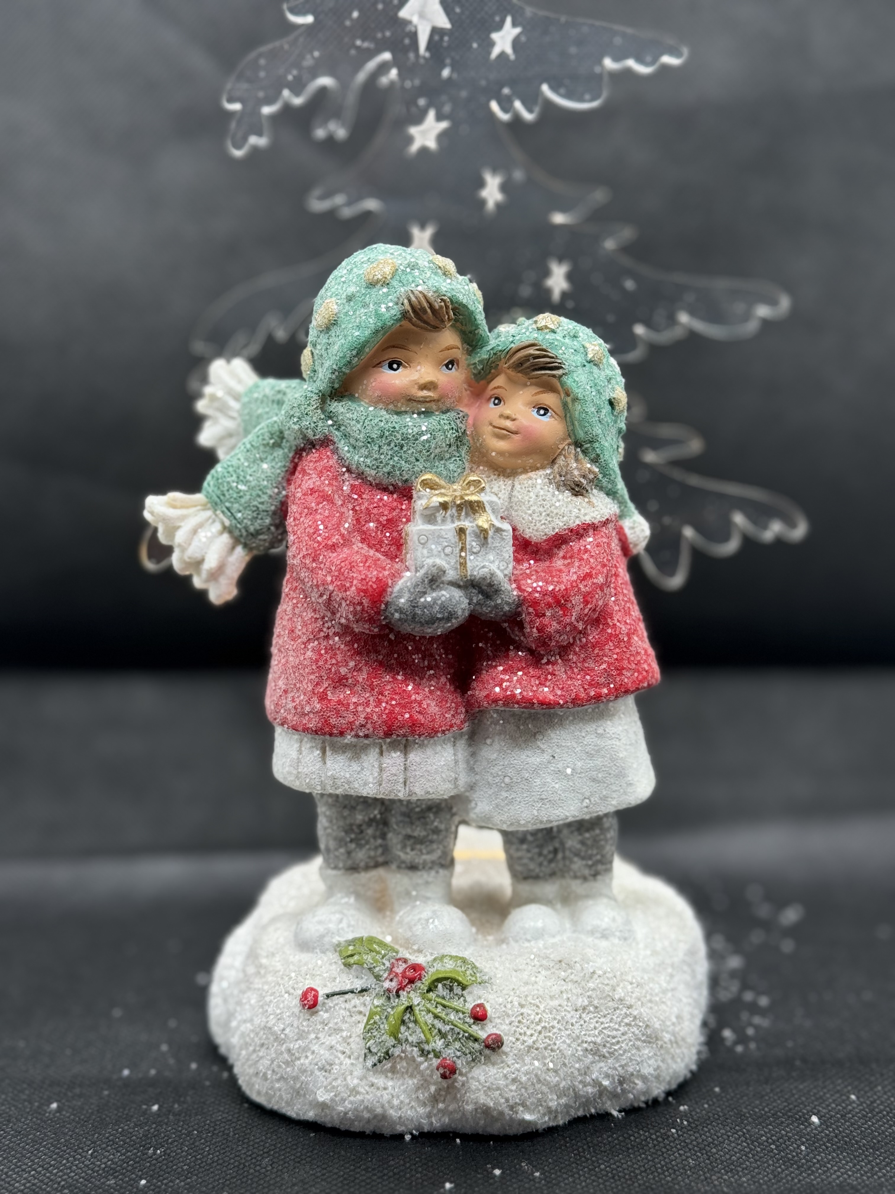 Dekofigur Winterkinder mit Geschenk vor LED Tannenbaum 30cm mit weißem Schnneedekor und Glitter Winterzeit Formano