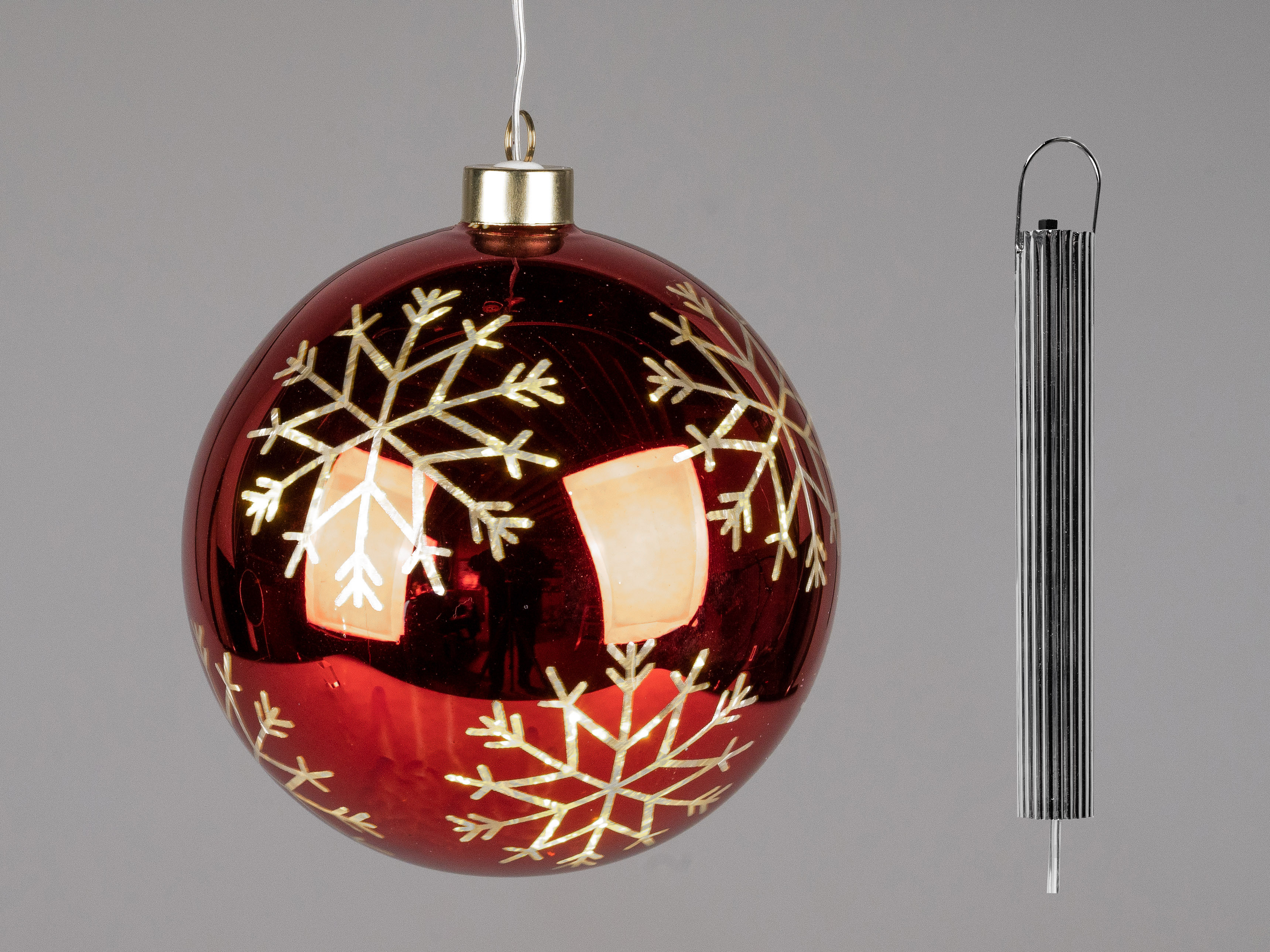 LED-Deko Kugel Ø 15cm „EISKRISTALL“ zum aufhängen aus Glas rot gold inkl. Timer Winterzeit formano