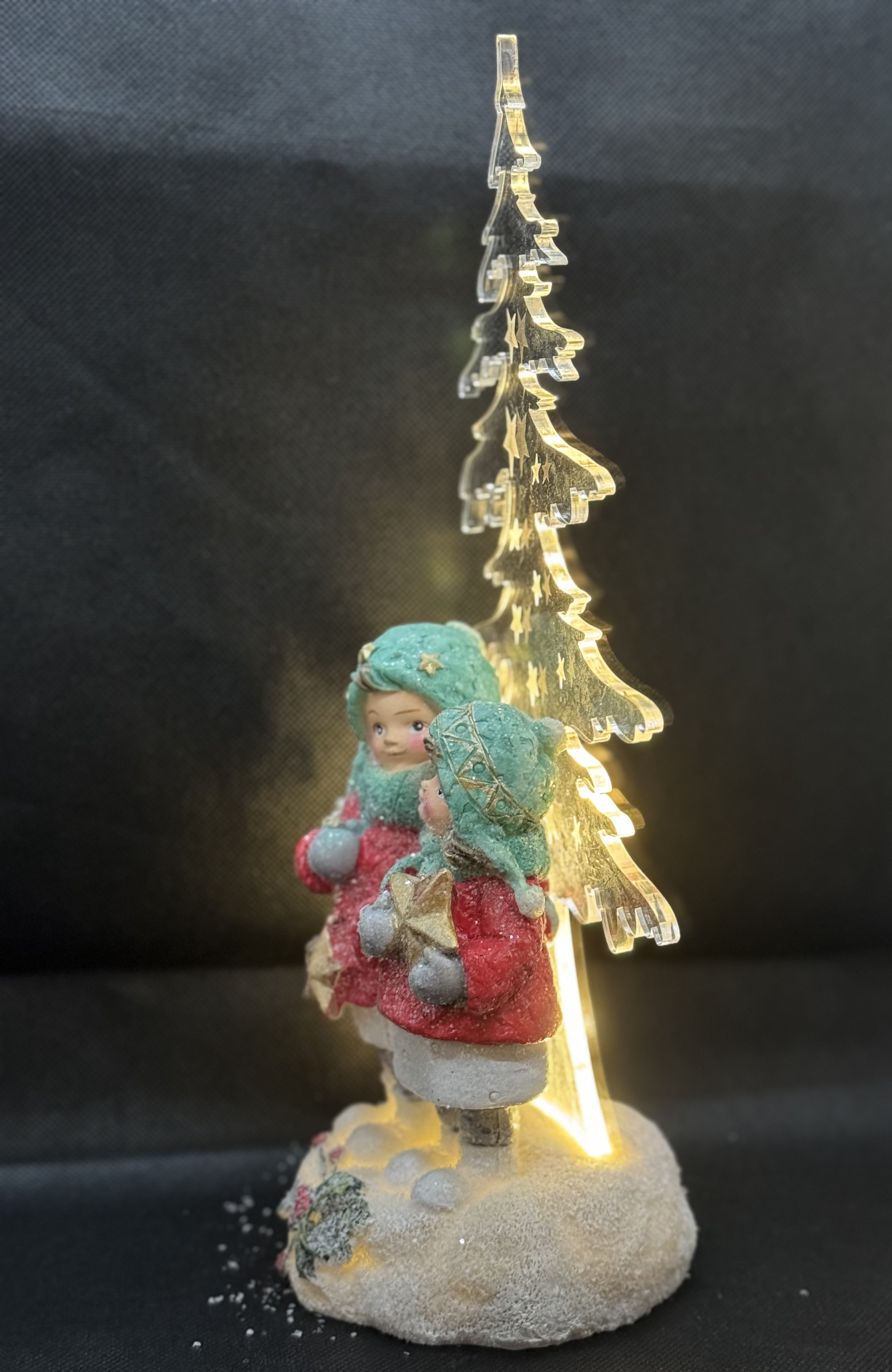 Dekofigur Winterkinder mit Sternen vor LED Tannenbaum 30cm mit weißem Schnneedekor und Glitter Winterzeit Formano
