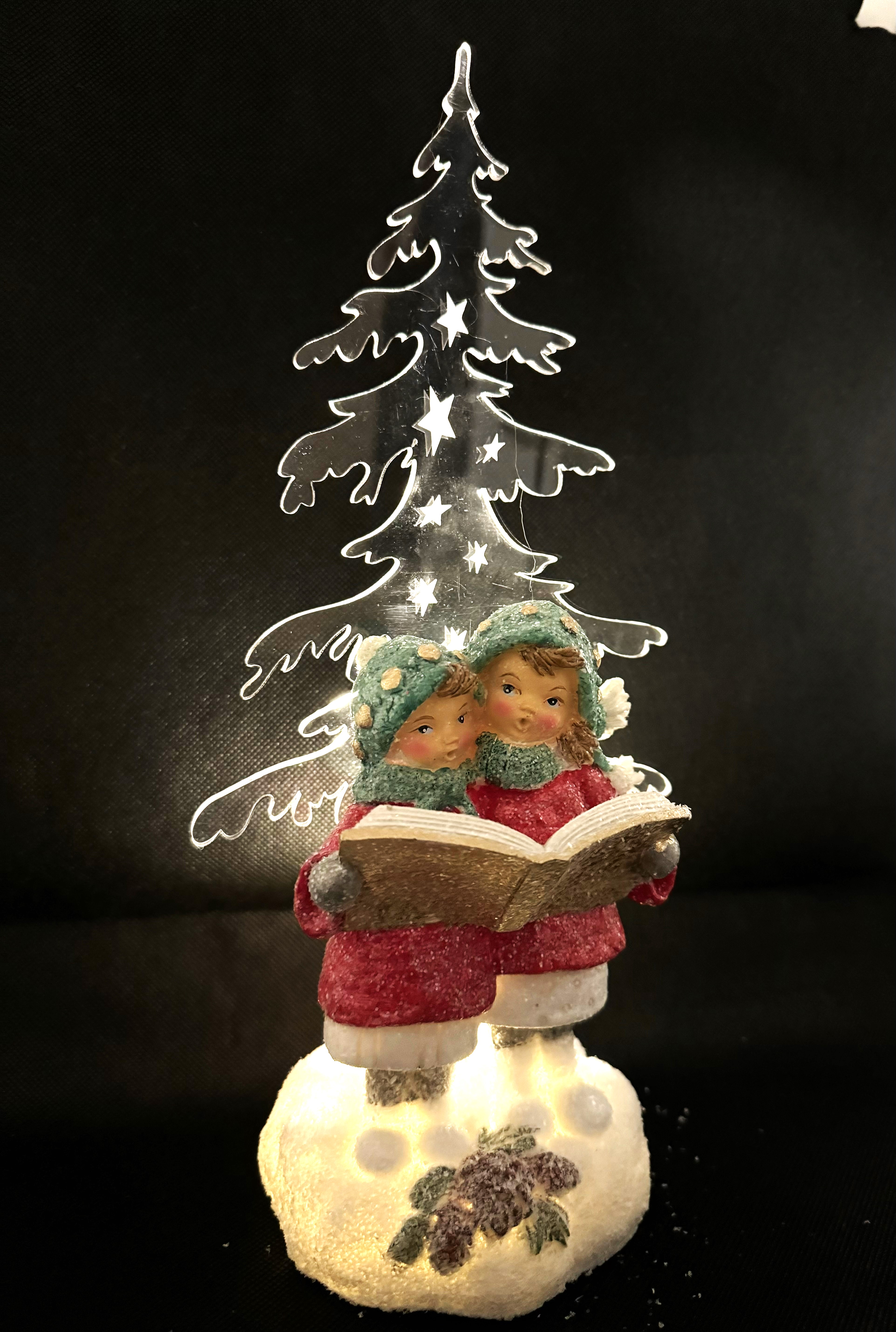 Dekofigur Winterkinder mit Buch vor LED Tannenbaum 30cm mit weißem Schnneedekor und Glitter Winterzeit Formano