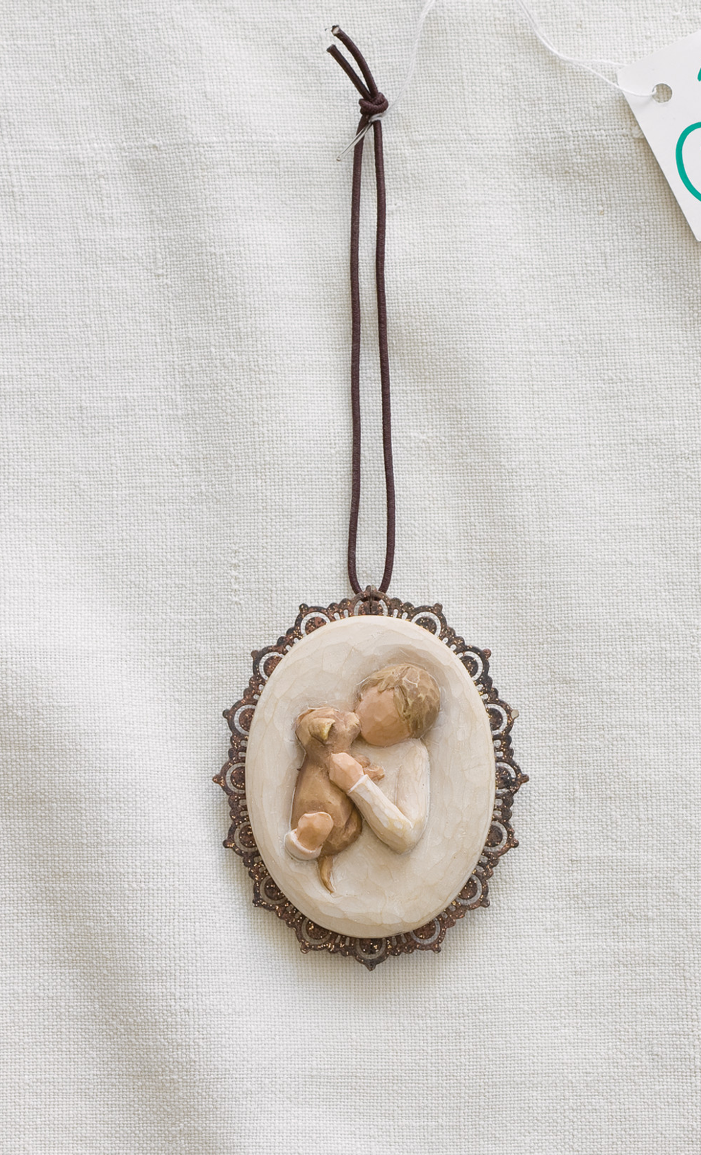 „Kindness (boy)“ Deko-Anhänger Freundlichkeit (Junge) Ornament mit Metallrand Willow Tree zum Aufhängen von Susan Lordi